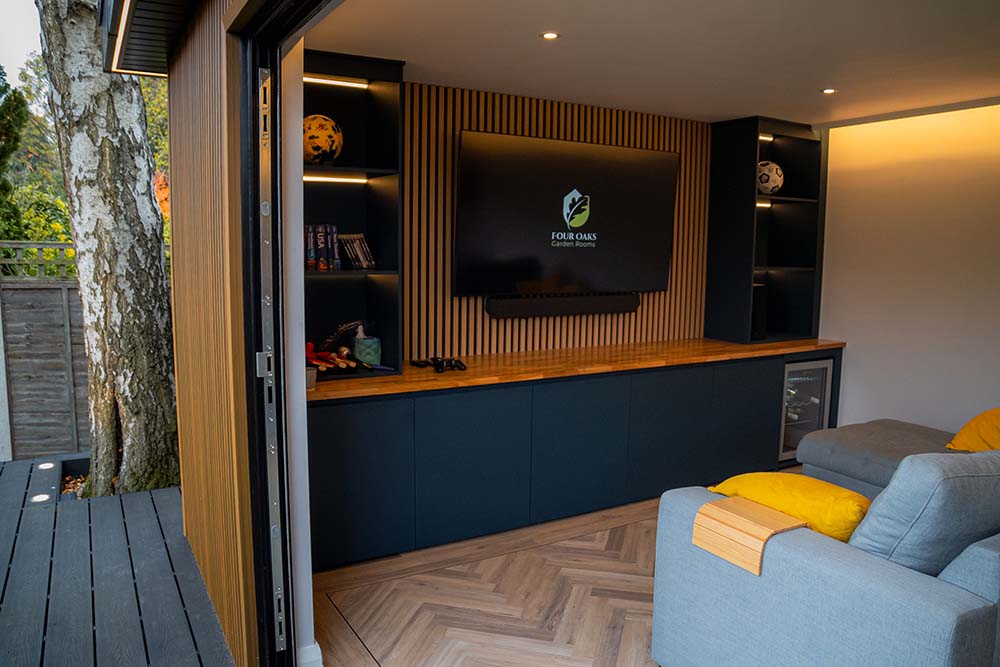 interior-media-B7AWy3UD